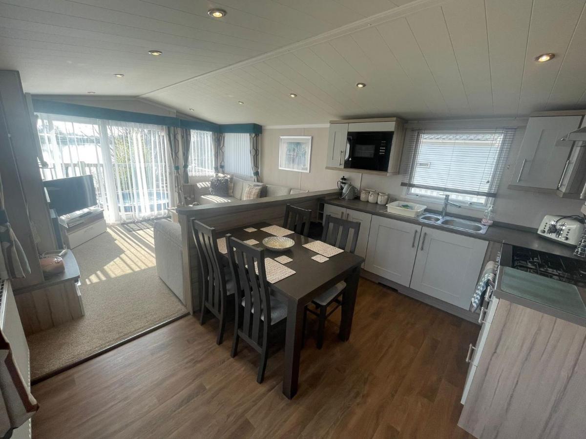 Lakeside Retreat 3 With Hot Tub, Private Fishing Peg Situated At Tattershall Lakes Country Park エクステリア 写真