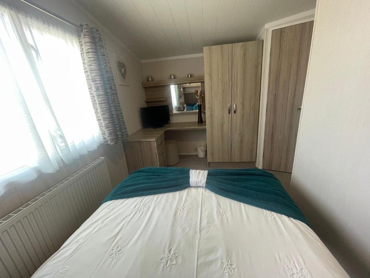 Lakeside Retreat 3 With Hot Tub, Private Fishing Peg Situated At Tattershall Lakes Country Park エクステリア 写真