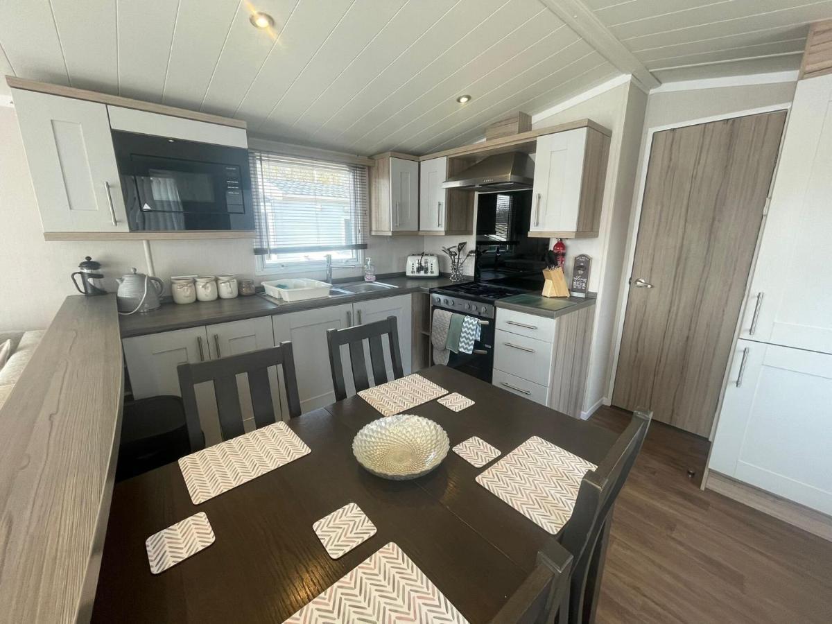 Lakeside Retreat 3 With Hot Tub, Private Fishing Peg Situated At Tattershall Lakes Country Park エクステリア 写真