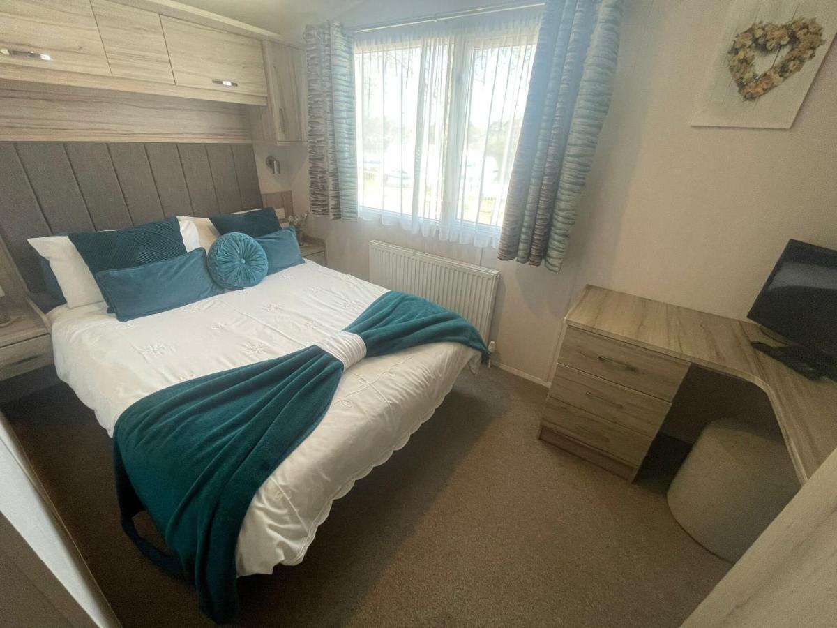 Lakeside Retreat 3 With Hot Tub, Private Fishing Peg Situated At Tattershall Lakes Country Park エクステリア 写真