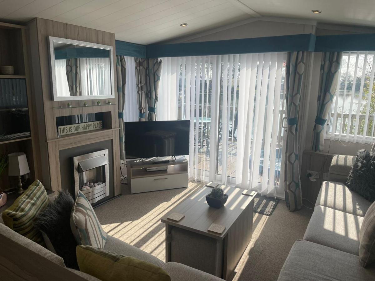 Lakeside Retreat 3 With Hot Tub, Private Fishing Peg Situated At Tattershall Lakes Country Park エクステリア 写真