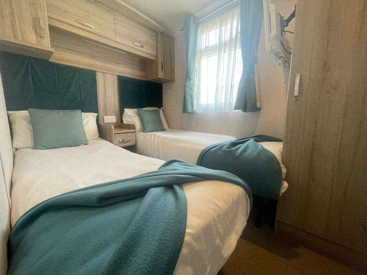 Lakeside Retreat 3 With Hot Tub, Private Fishing Peg Situated At Tattershall Lakes Country Park エクステリア 写真