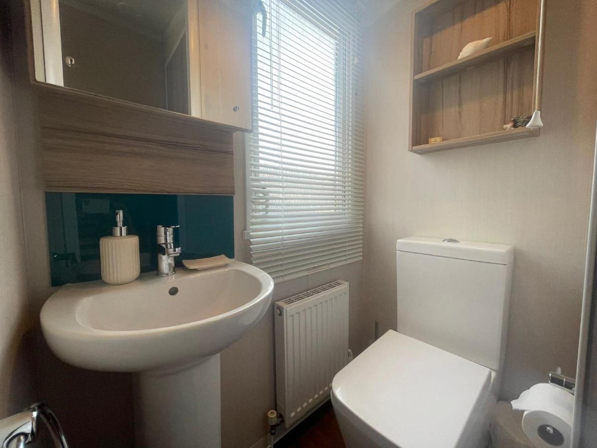 Lakeside Retreat 3 With Hot Tub, Private Fishing Peg Situated At Tattershall Lakes Country Park エクステリア 写真
