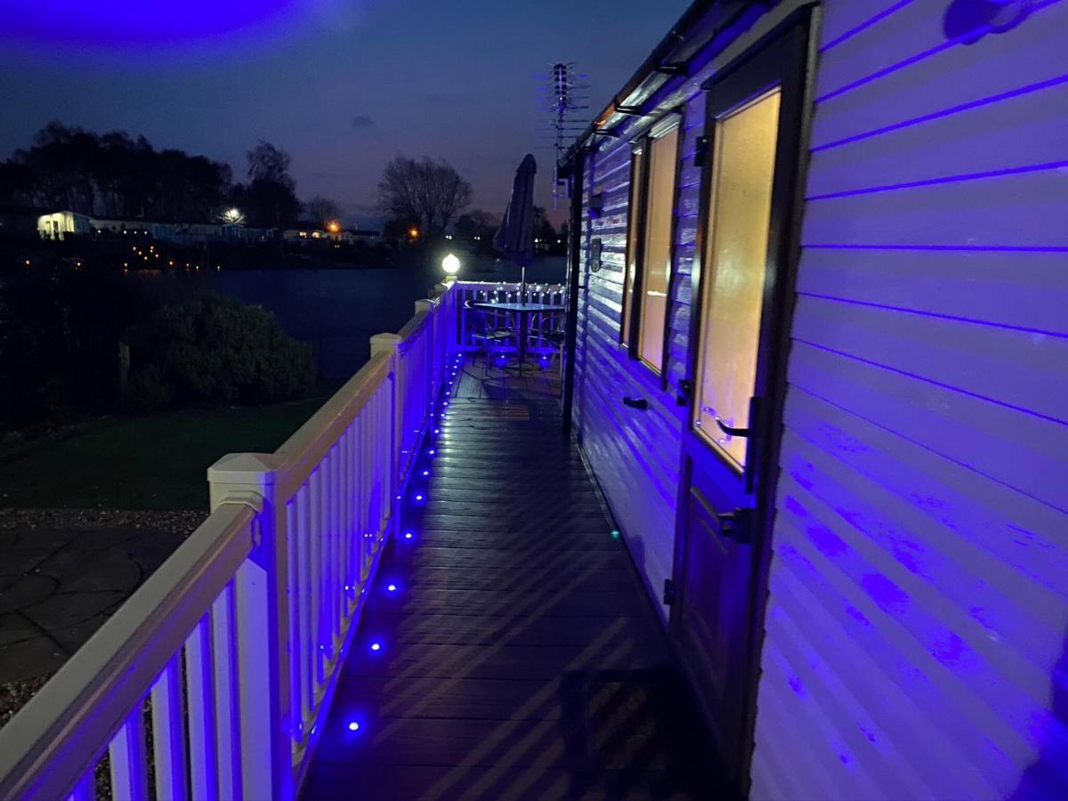 Lakeside Retreat 3 With Hot Tub, Private Fishing Peg Situated At Tattershall Lakes Country Park エクステリア 写真