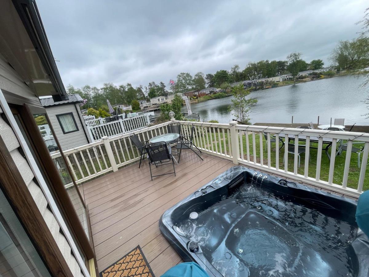 Lakeside Retreat 3 With Hot Tub, Private Fishing Peg Situated At Tattershall Lakes Country Park エクステリア 写真