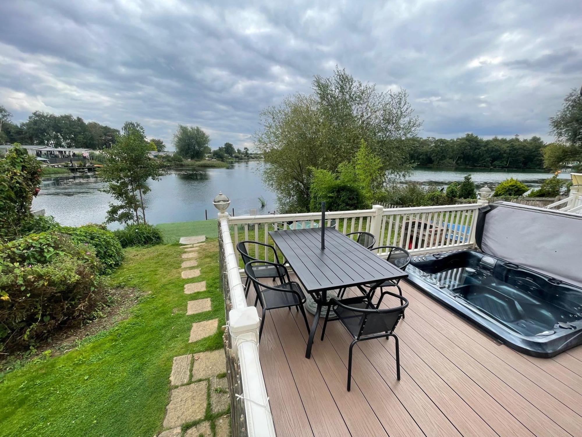 Lakeside Retreat 3 With Hot Tub, Private Fishing Peg Situated At Tattershall Lakes Country Park エクステリア 写真